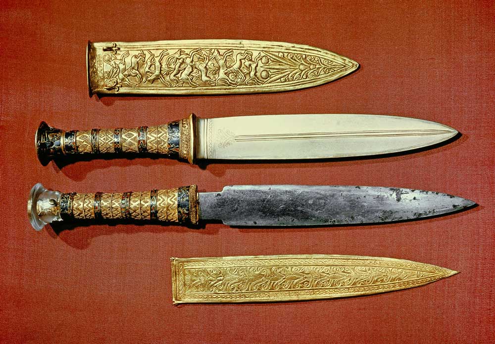 Hai con dao găm bằng sắt và vàng tìm thấy trong lăng mộ Tutankhamun